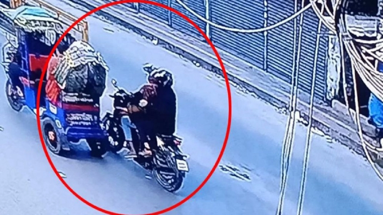 মোটর সাইকেলে দুই হামলাকারী