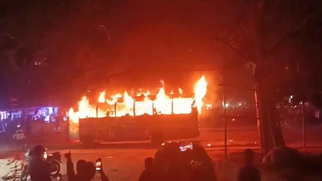 বাসে আগুন