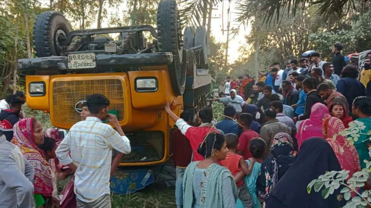 দুর্ঘটনা কবলিত ট্রাক