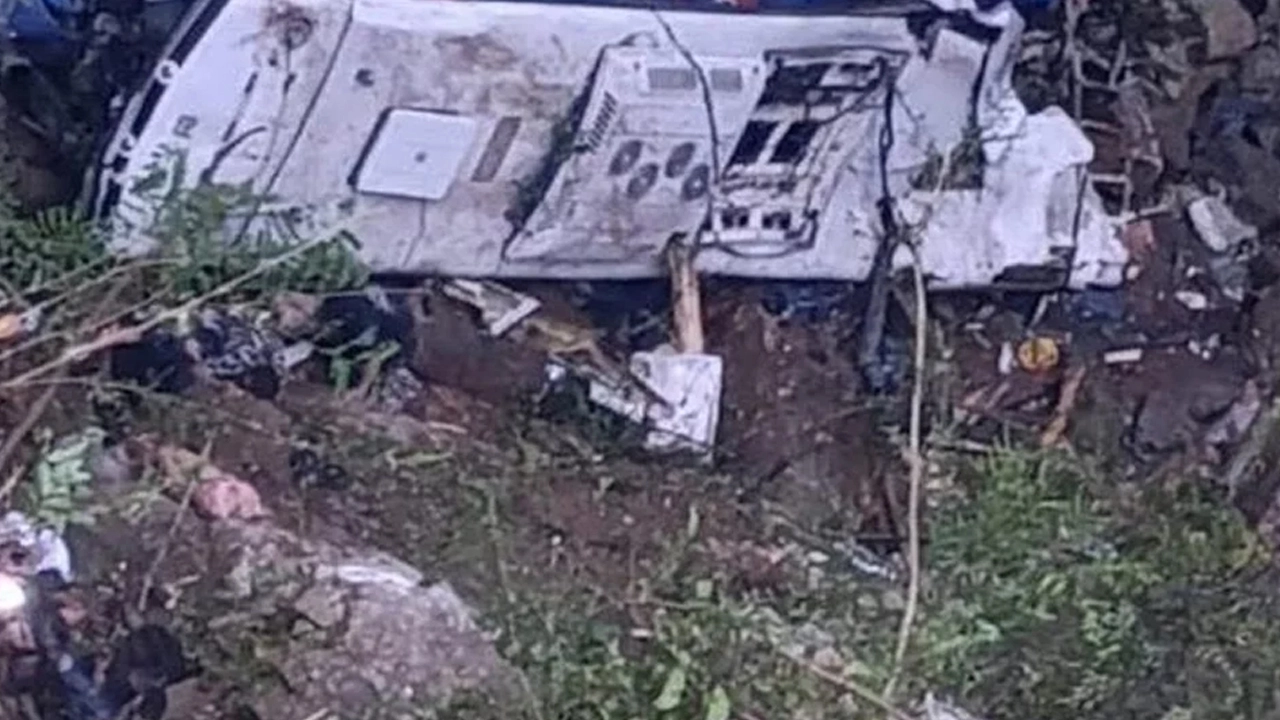 দুমড়ে মুচড়ে স্কুলবাস