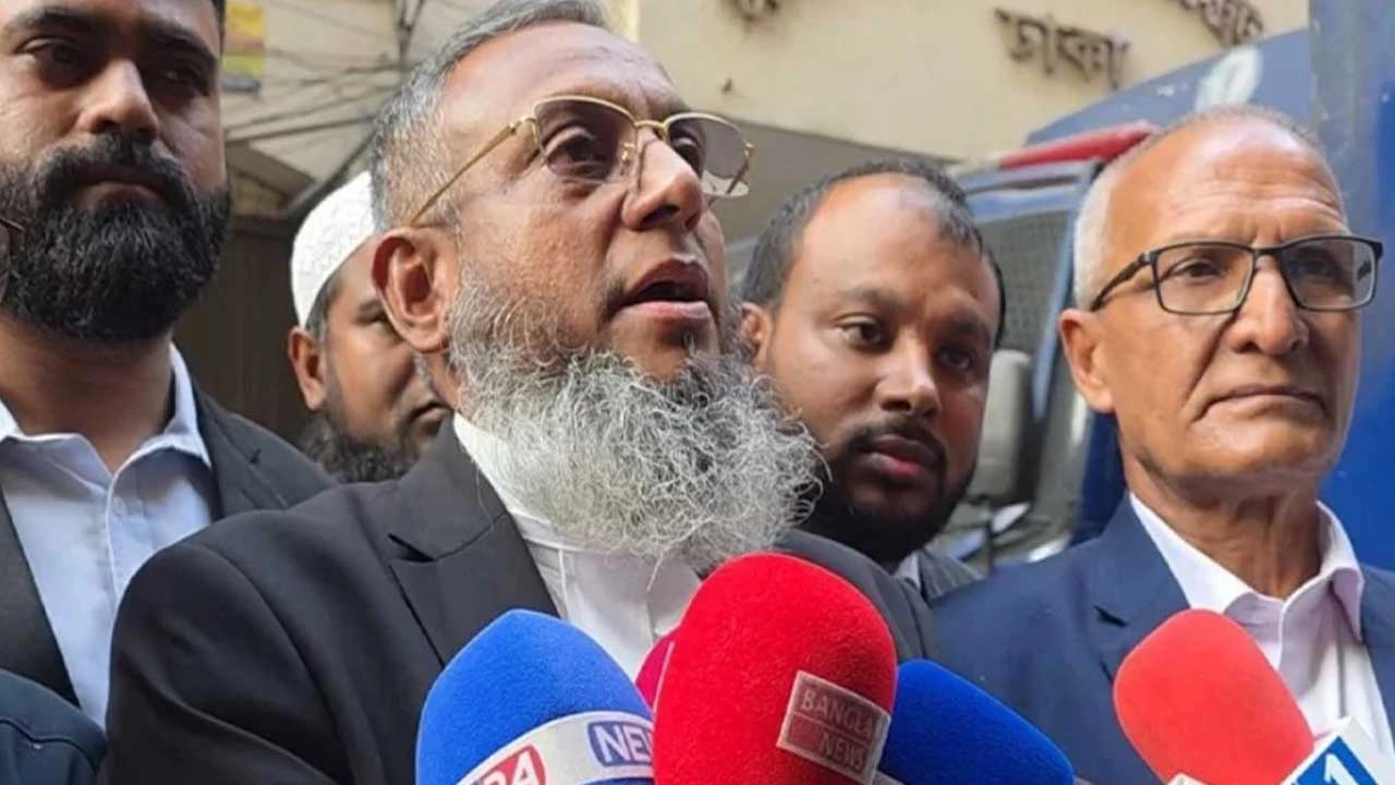 ঢাকা আইনজীবী সমিতির সদস্য অ্যাডভোকেট মোহাম্মদ সাদিকুর রহমান ভূইয়া বাদী হয়ে মামলাটি করেন