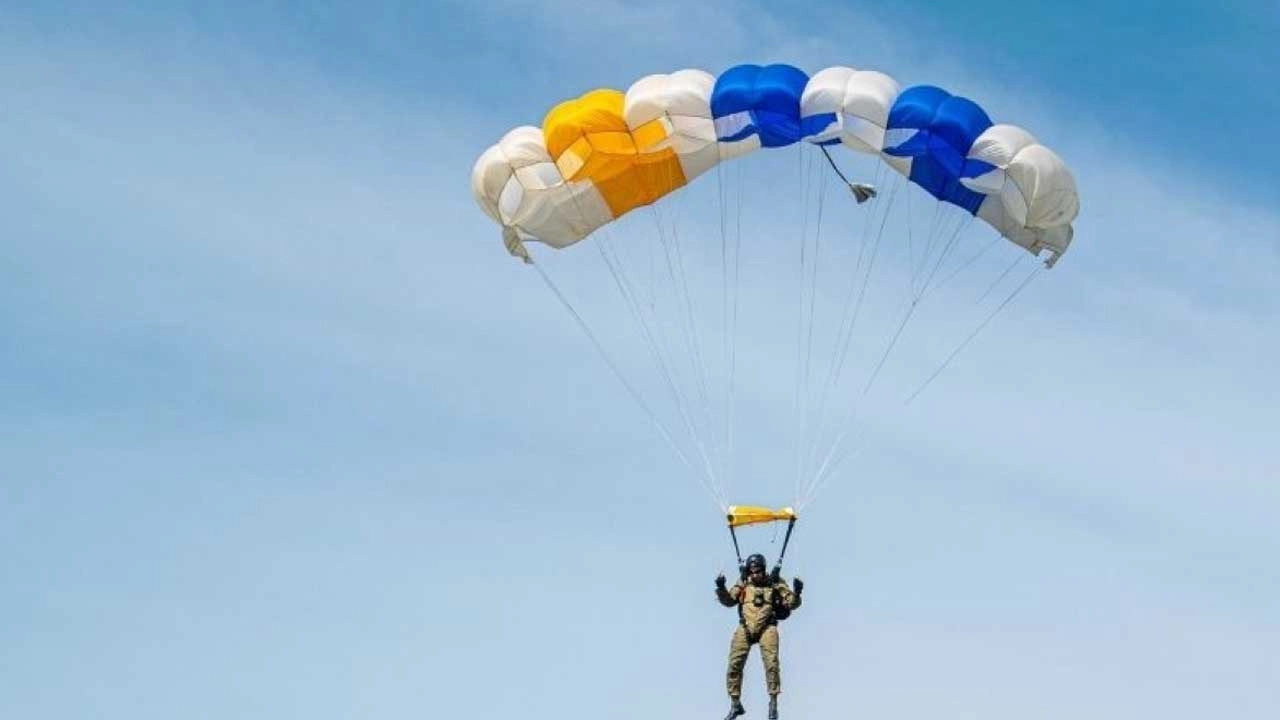 প্যারাট্র্যুপিংয়ের প্রতীকী ছবি