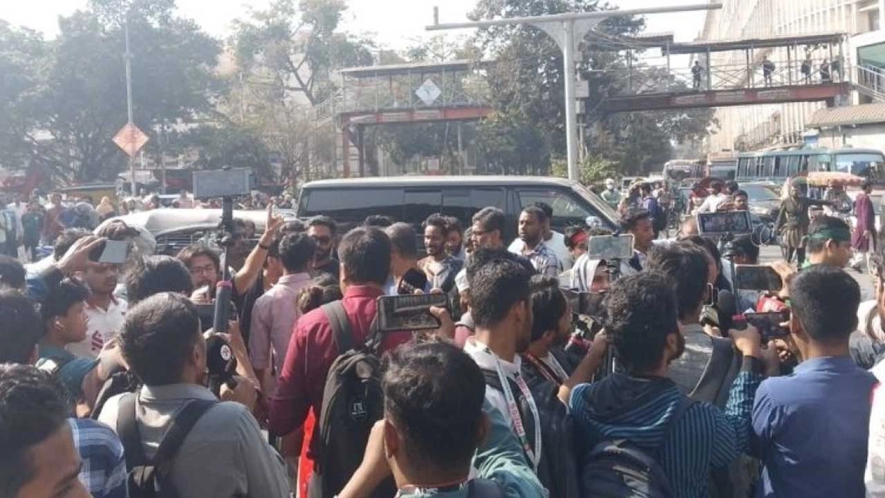 স্বরাষ্ট্র উপদেষ্টার পদত্যাগের দাবিতে শাহবাগ ব্লকেড