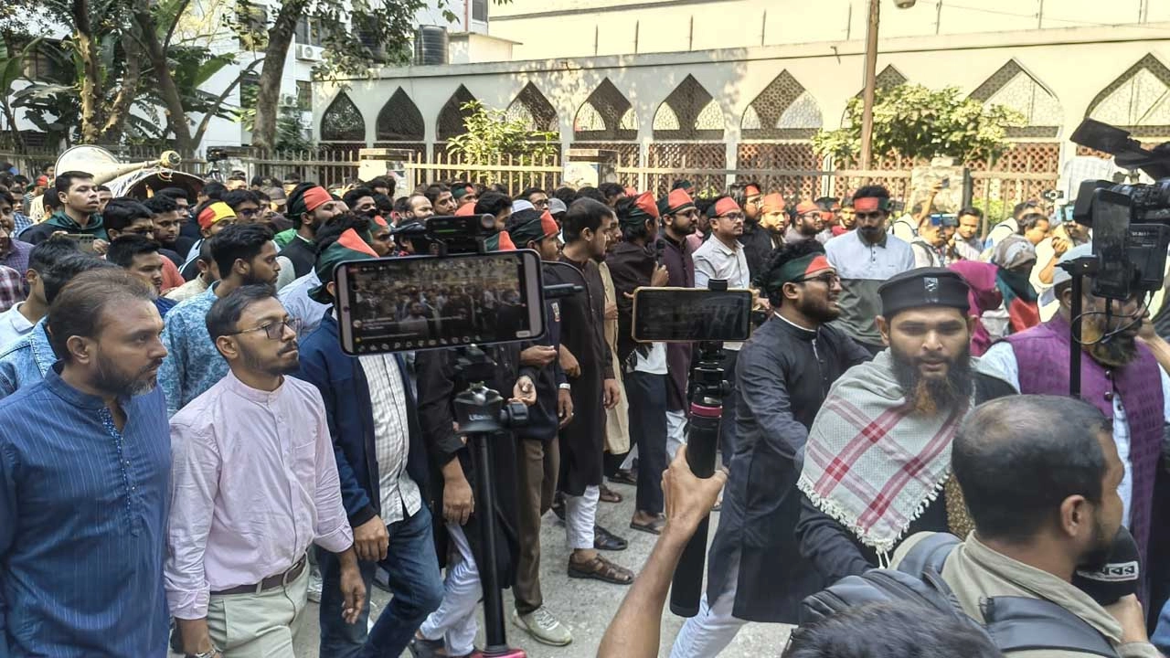 সোমবার (১৫ ডিসেম্বর) দুপুর ১ টার দিকে সমবেত ছাত্র-জনতা নিয়ে ডাকসু ভবনের সামনে থেকে মার্চ শুরু করেন ছাত্রনেতারা