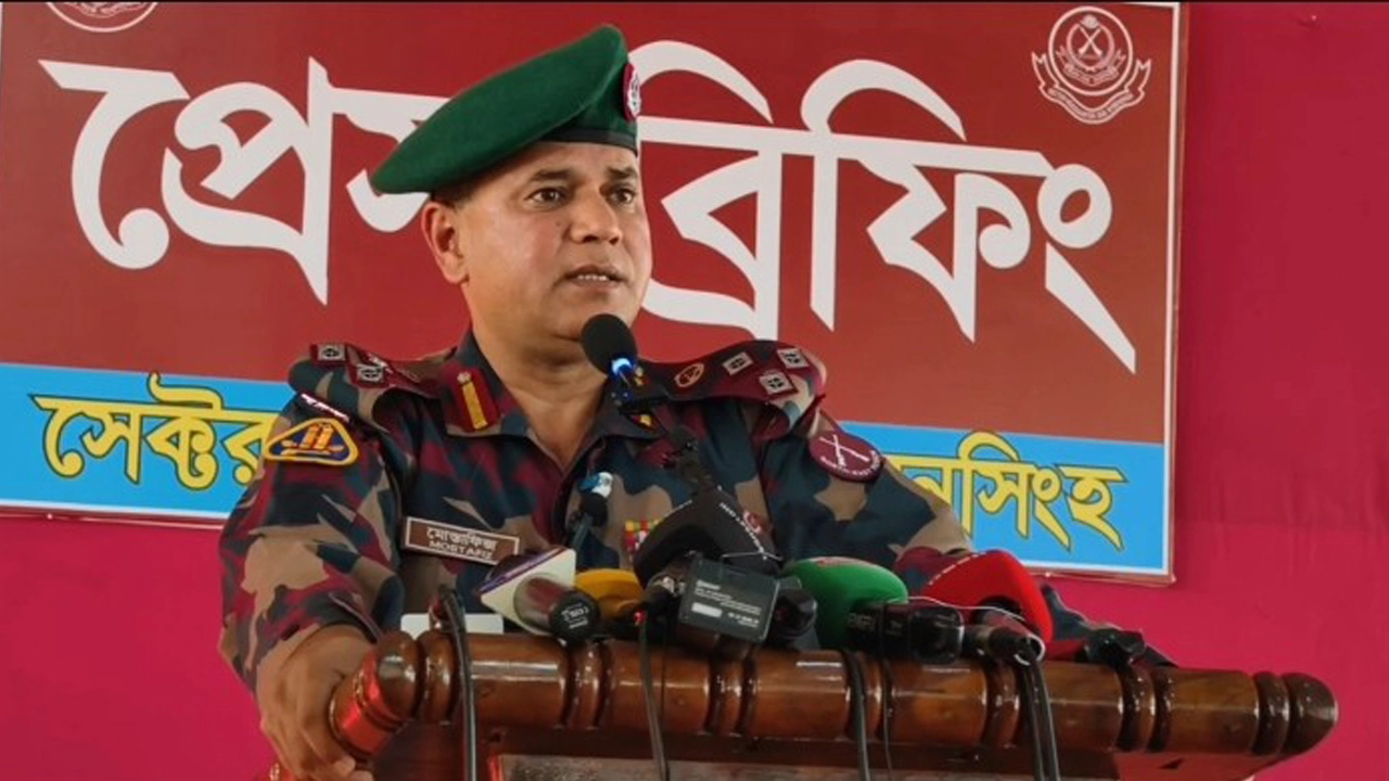 সংবাদ সম্মেলনে বিজিবির সেক্টর কমান্ডার কর্নেল সরকার মোহাম্মদ মোস্তাফিজুর রহমান