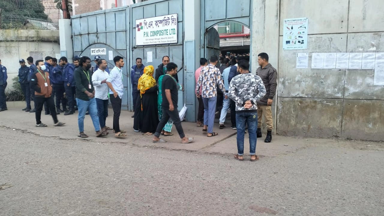 কাজে যোগ দিচ্ছেন শ্রমিকরা