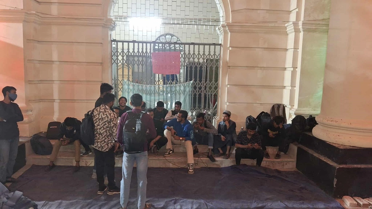 প্রশাসনিক ভবনে অবরুদ্ধ জবি উপাচার্য