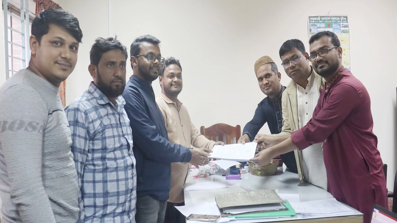 মনোনয়ন নেয়া দলের নেতাকর্মীরা