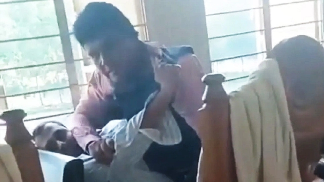 শিক্ষকদের মারামারি