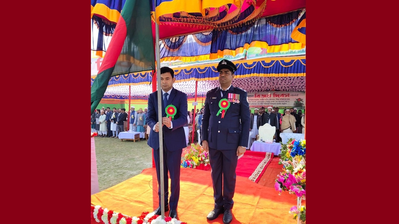 শহীদ মুক্তিযোদ্ধা স্মৃতি ফলকে পুষ্পস্তবক অর্পণ