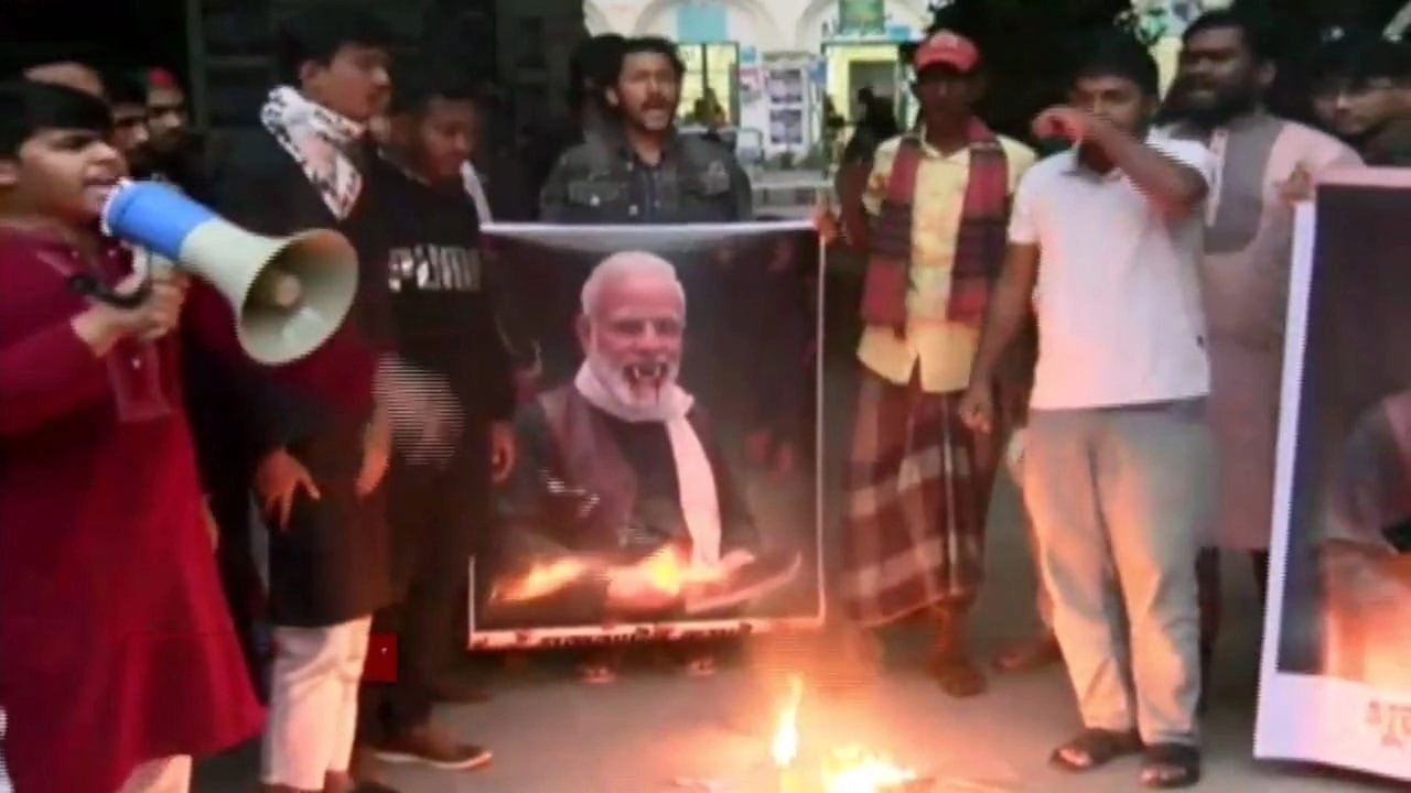 নরেন্দ্র মোদীর কুশপুত্তলিকা দাহ