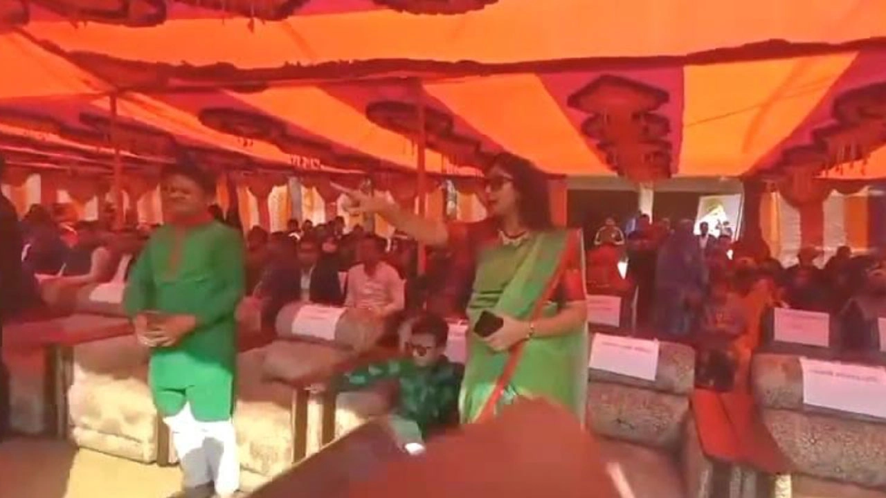 হোসেনপুরে মহান বিজয় দিবস উপলক্ষে আয়োজিত সরকারি অনুষ্ঠানে বিএনপির নেতাকর্মীদের দলীয় স্লোগান