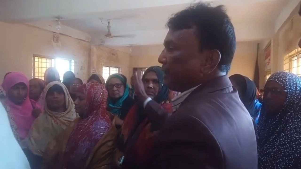 মঙ্গলবার বেলা দুইটার পর এ ঘটনার একটি ভিডিও ফুটেজ সামাজিক যোগাযোগমাধ্যমে ভাইরাল হয়