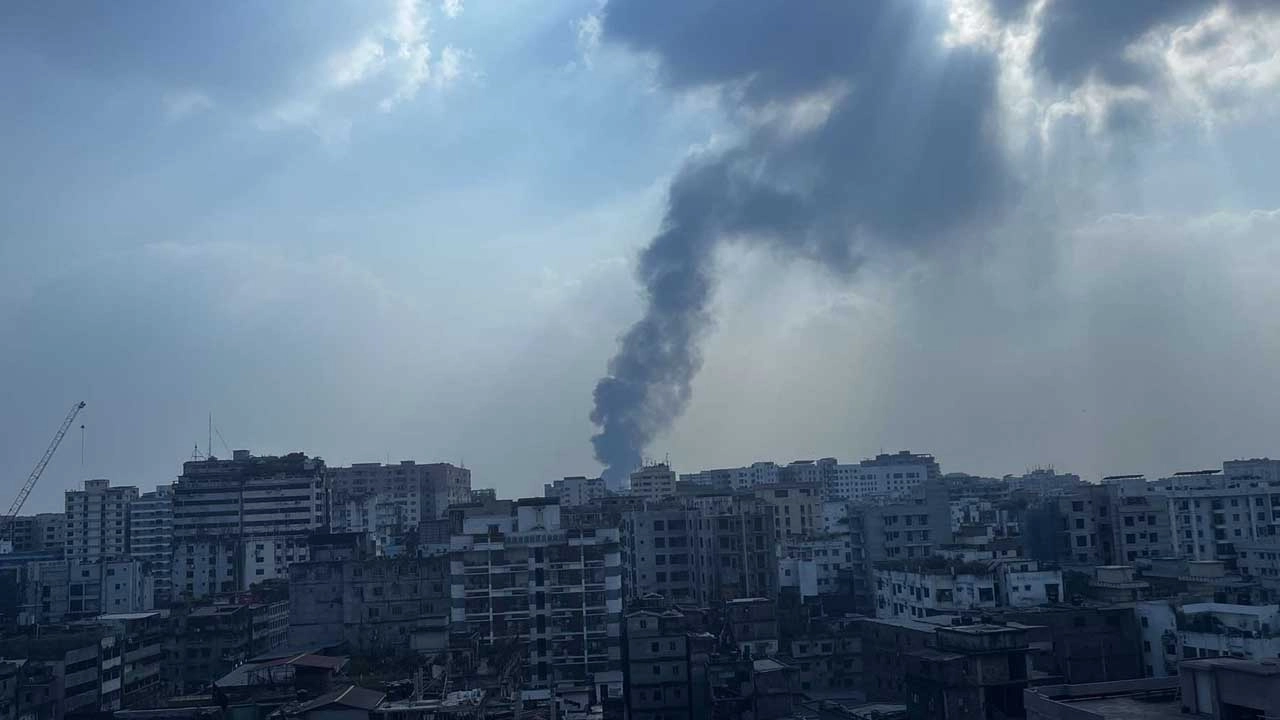 পুরান ঢাকার লালবাগে একটি প্লাস্টিক গোডাউনে আগুন লাগে