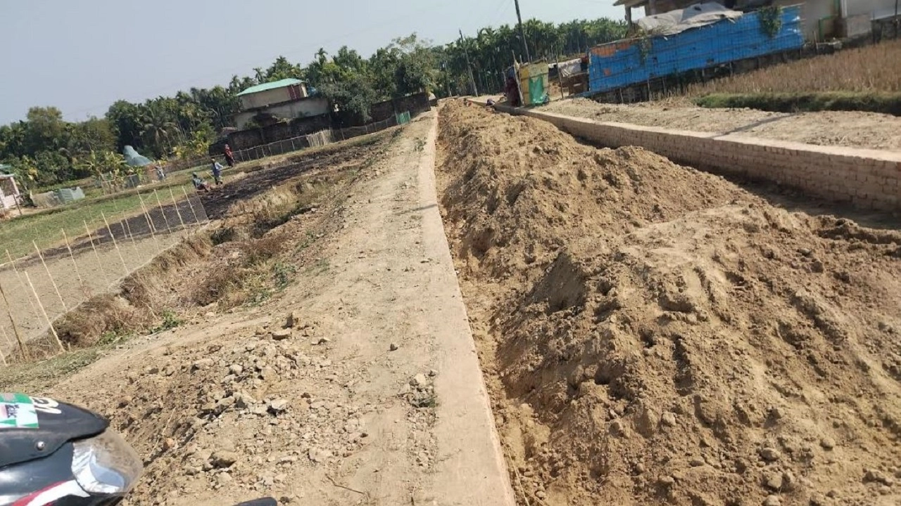 রাস্তা নির্মাণকাজে অনিয়ম