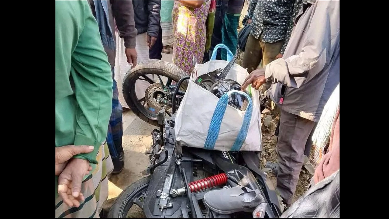 দুর্ঘটনা কবলিত মোটরসাইকেল