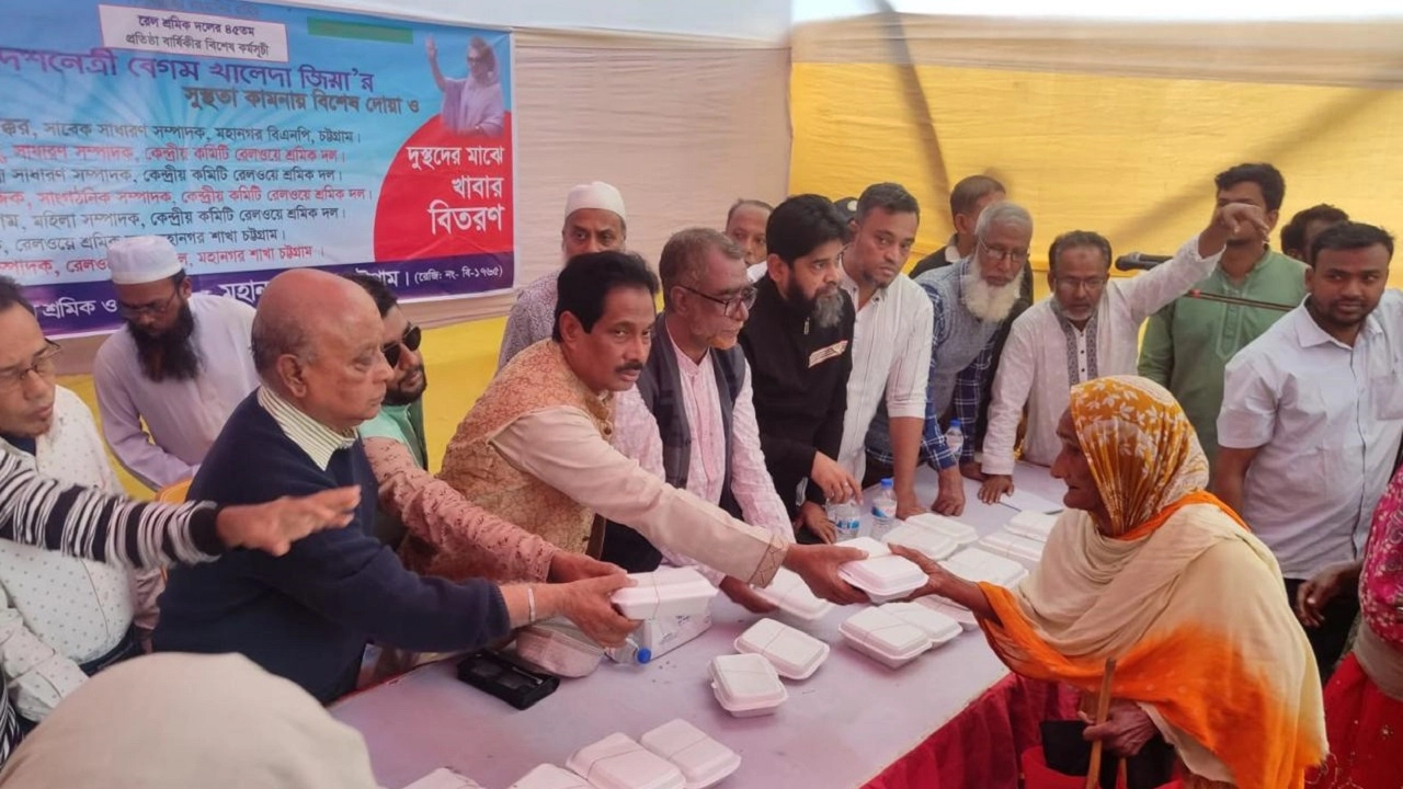 দোয়া মাহফিল ও দুস্থদের মাঝে খাবার বিতরণ অনুষ্ঠান