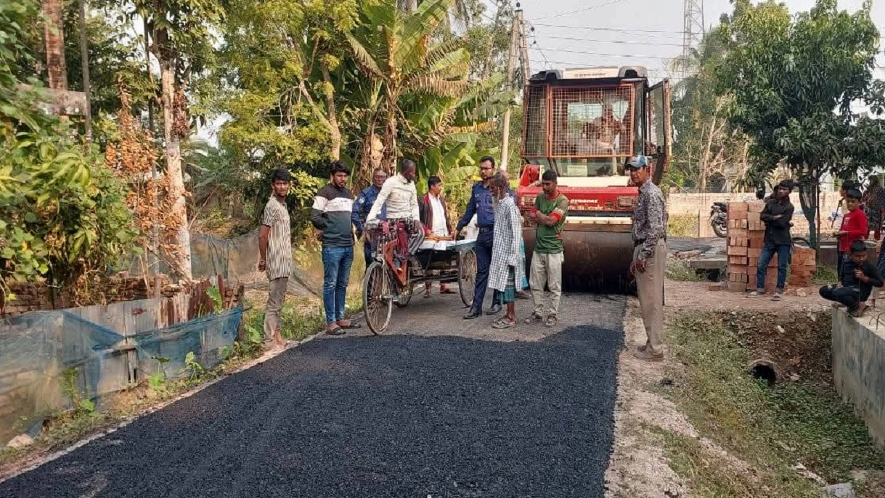 পুলিশ পাহারায় চলছে রাস্তার কাজ