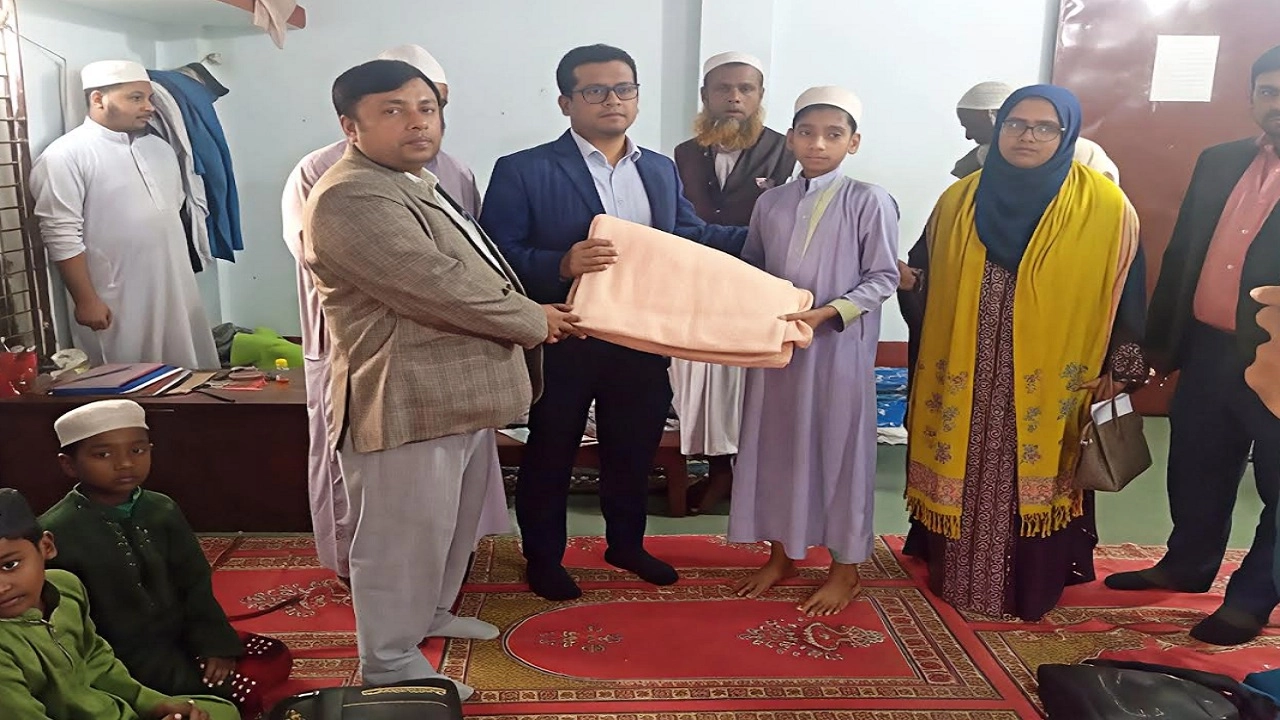শিক্ষার্থীদের হতে কম্বল তুলে দেন উপজেলা নির্বাহী কর্মকর্তা (ইউএনও) শরীফ শাওন