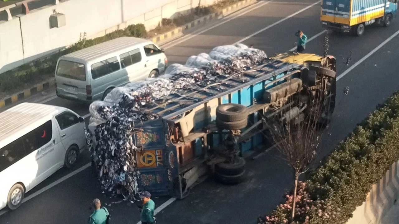 রাজধানীর নিকুঞ্জ আবাসিক এলাকার সামনের সড়কে একটি ট্রাক উল্টে গেছে