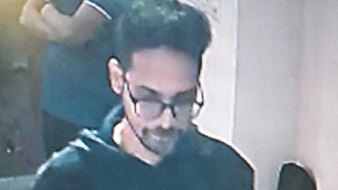 ইনকিলাব মঞ্চের নেতা ওসমান হাদিকে লক্ষ্য করে গুলি চালানো সন্দেহভাজন এ হামলাকারীর ছবি প্রকাশ করেছে ঢাকা মেট্রোপলিটন পুলিশ