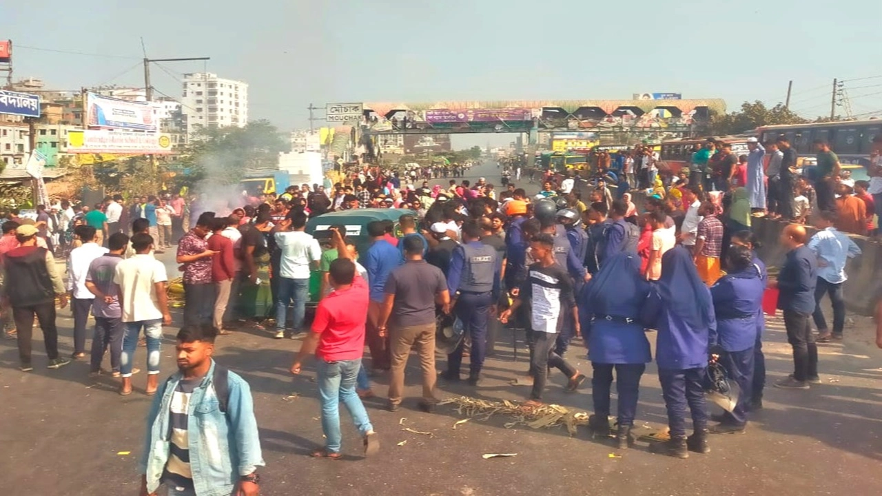 সড়ক অবরোধ করেন শ্রমিকরা