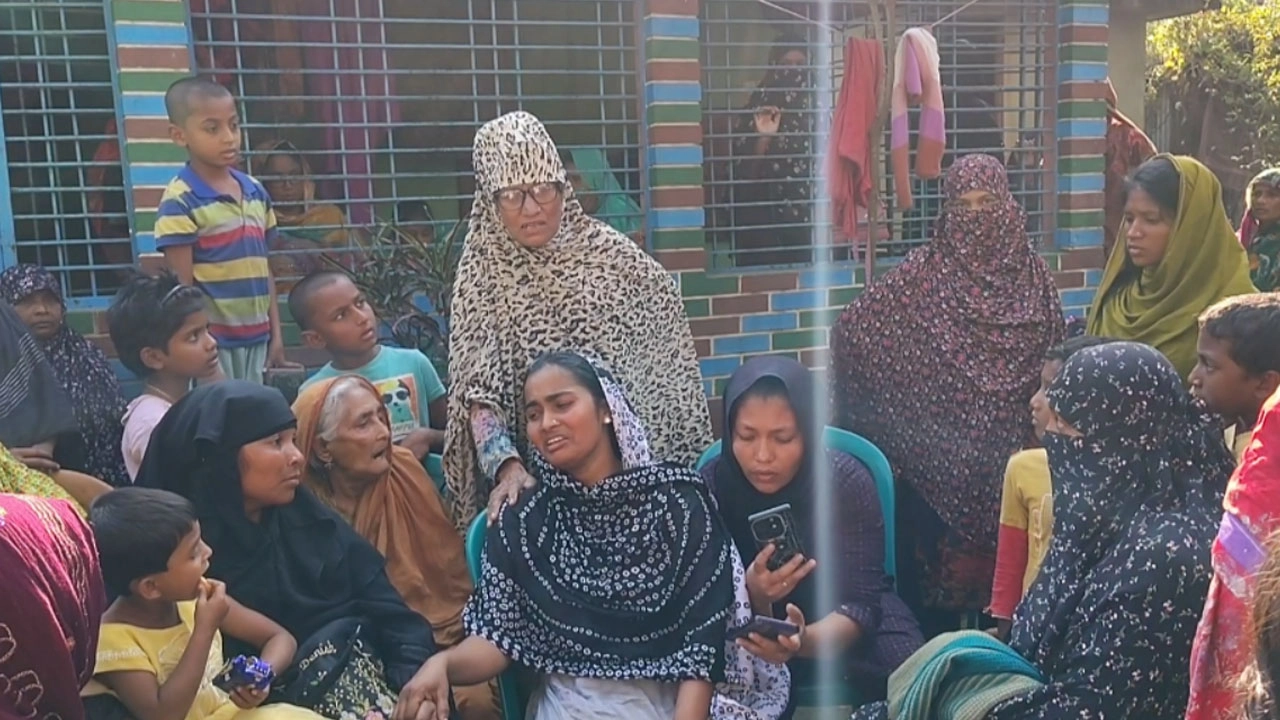 আড়াইহাজার উপজেলা থেকে তার মাথাবিহীন মরদেহ উদ্ধার করেছে পুলিশ।