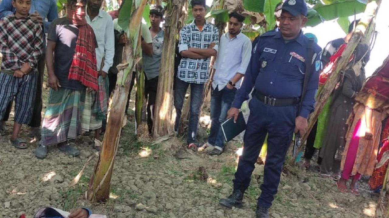 মরদেহ দেখতে স্থানীয়দের ভিড়