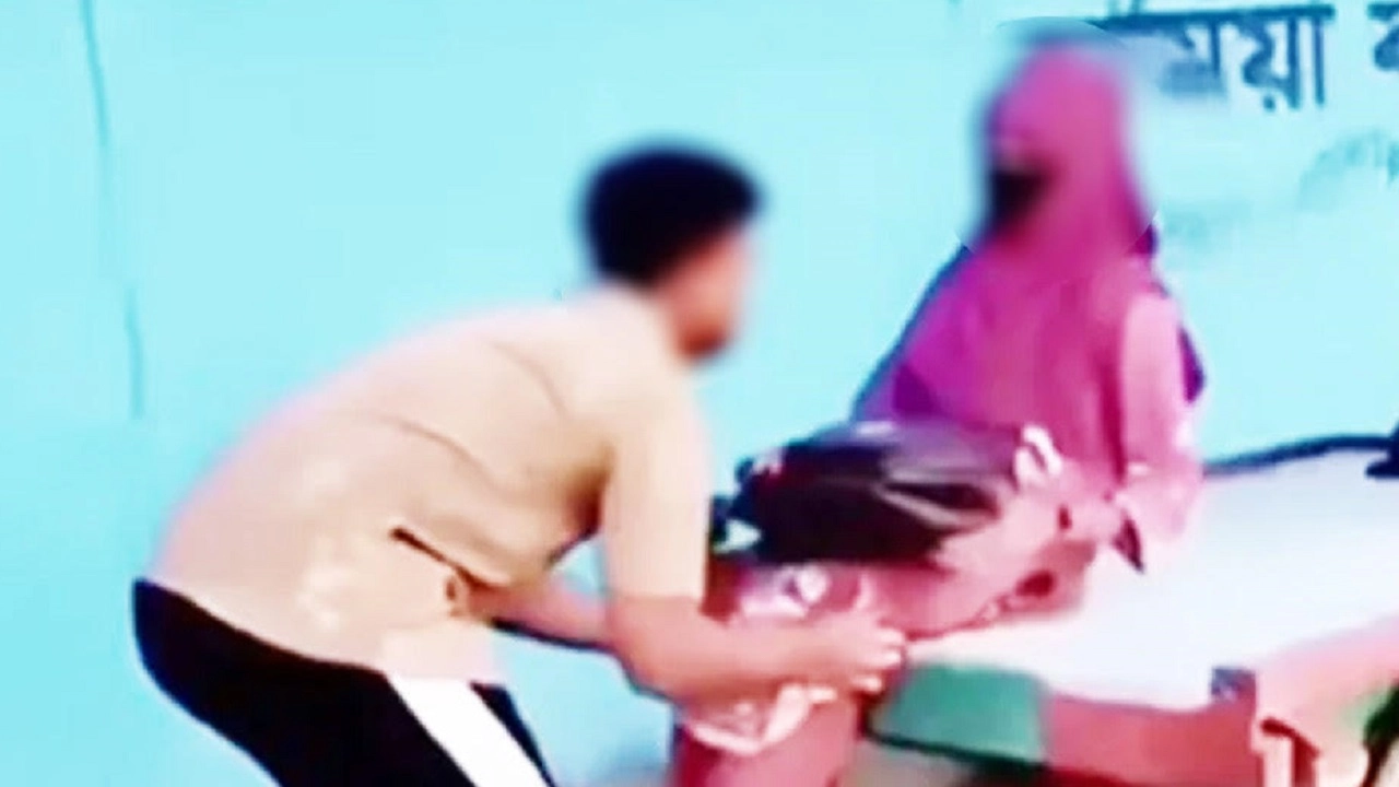 নেত্রকোনায় নারী উত্ত্যক্তের অভিনয়