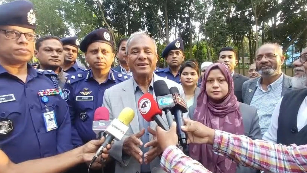 স্বরাষ্ট্র ও কৃষি উপদেষ্টা লেফটেন্যান্ট জেনারেল জাহাঙ্গীর আলম চৌধুরী।