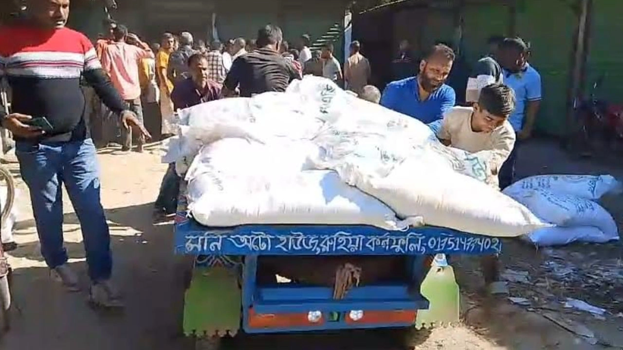 গোডাউনে থাকা ৩৩০ বস্তা সার