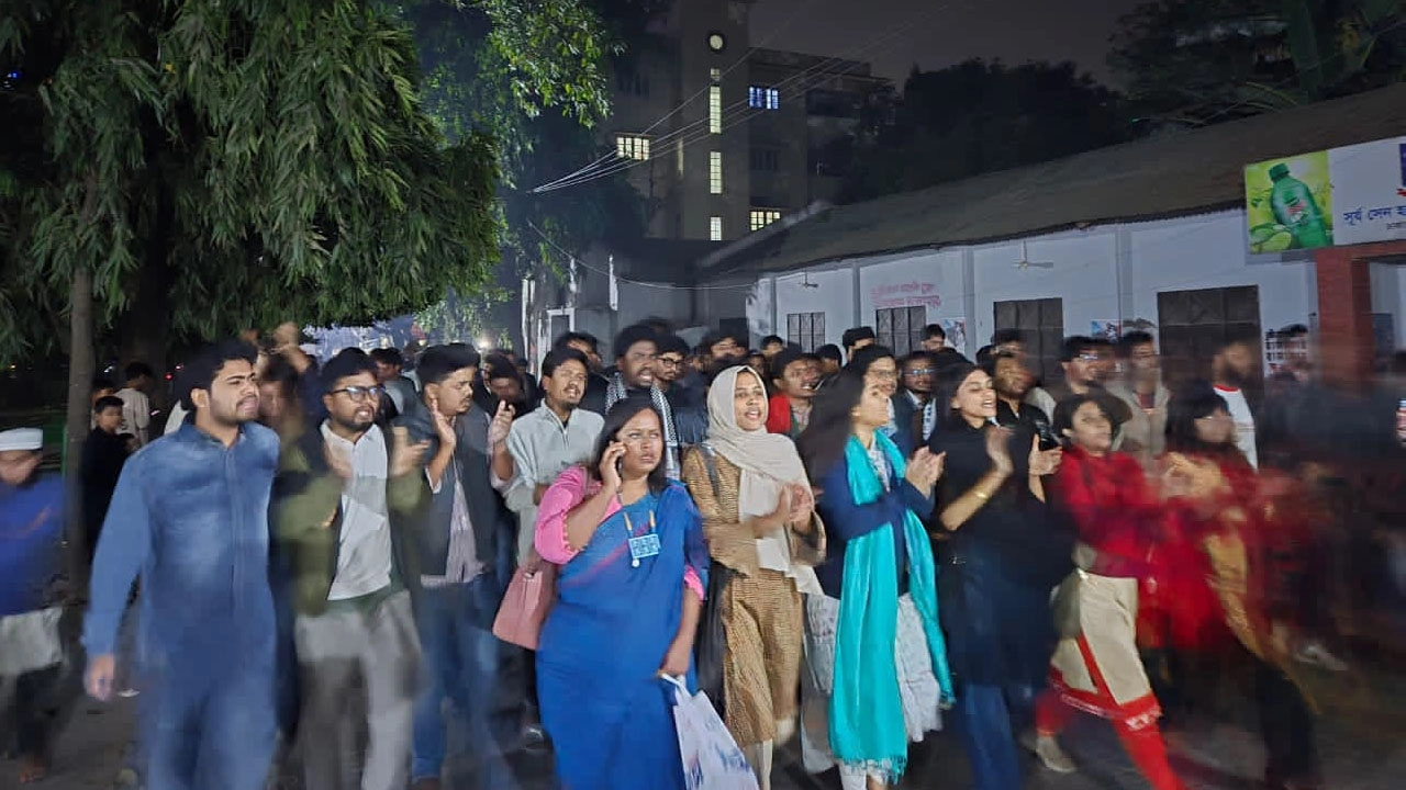 হাদীর মৃত্যুর ঘটনায় বিক্ষোভে উত্তাল হয়েছে ঢাকা বিশ্ববিদ্যালয়। 