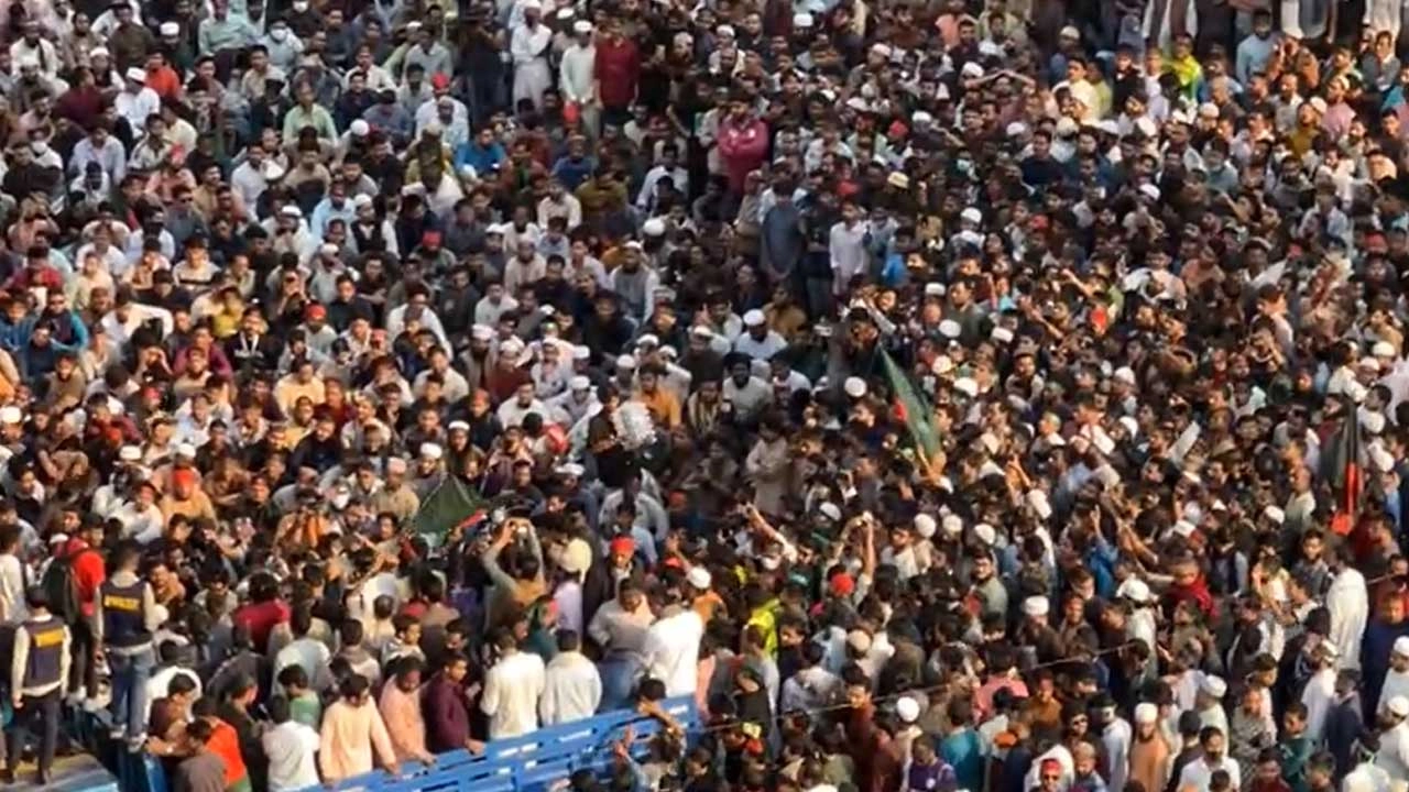 রাজধানীর শাহবাগে জনতার একাংশ