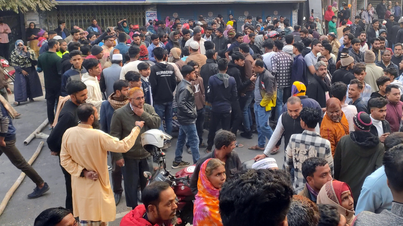 পুলিশ দেখে পালাতে যাওয়া দুই মোটরসাইকেল আরোহী ট্রাকচাপায় নিহত হওয়ার ঘটনায় এলাকাবাসী বিক্ষোভ করেন।