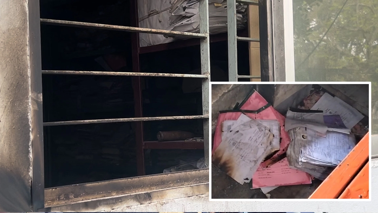 কুষ্টিয়া সদর উপজেলা নির্বাচন অফিসের স্টোর রুমে আগুন দিয়েছে দুর্বৃত্তরা।