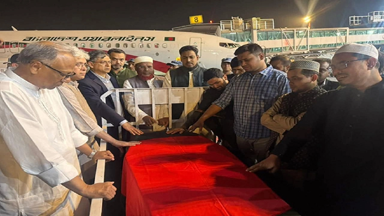 ওসমান হাদির কফিনের পাশের রাজনৈতিক দলের নেতারা