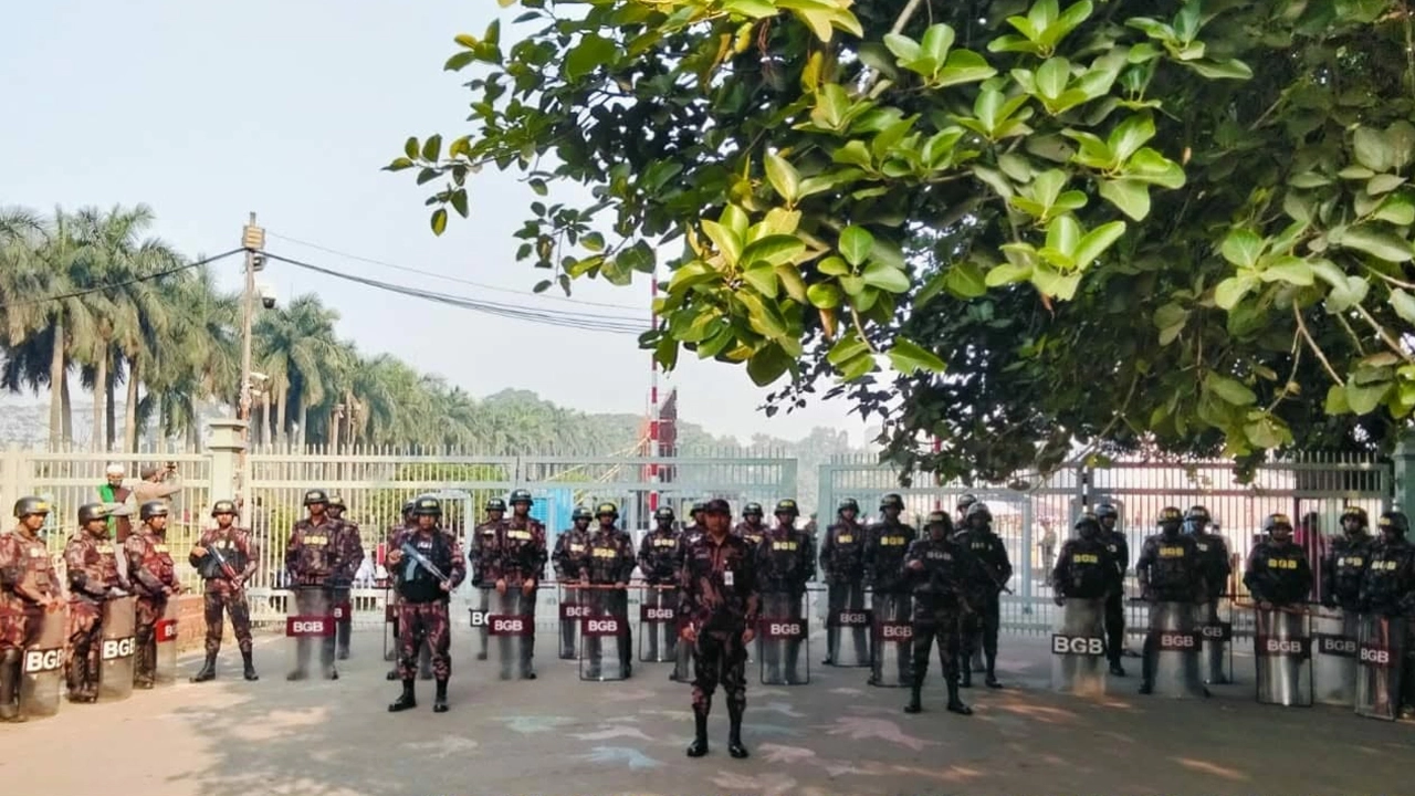 রাজধানীতে আইনশৃঙ্খলা বাহিনীর কঠোর নিরাপত্তা