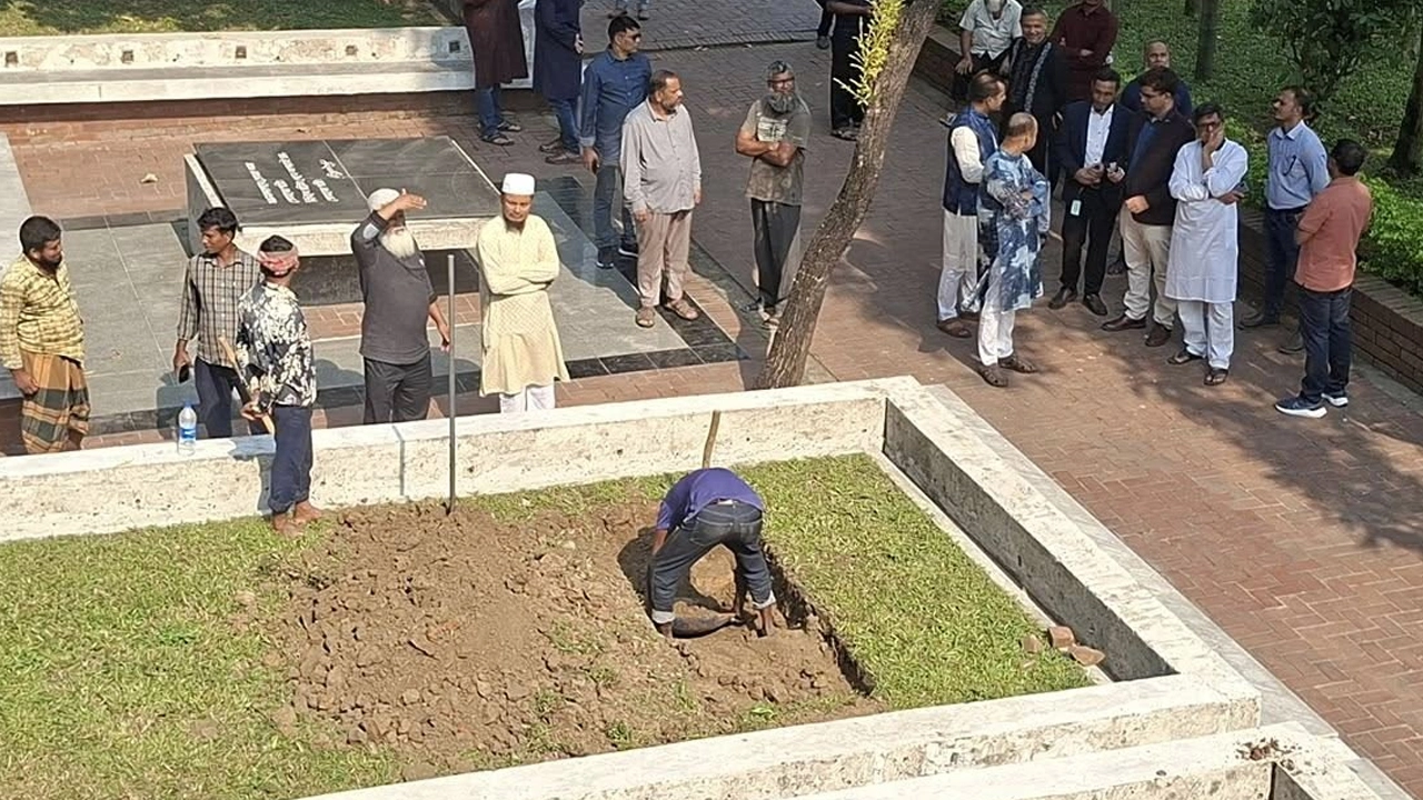 হাদির জন্য খোঁড়া হচ্ছে কবর