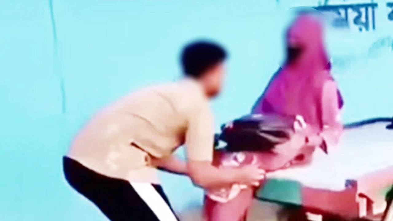 স্কেটিং করার সময় ভ্যানে চলাচলরত এক মেয়েকে উত্ত্যক্ত করছে এক যুবক। ছবি : ভিডিও থেকে