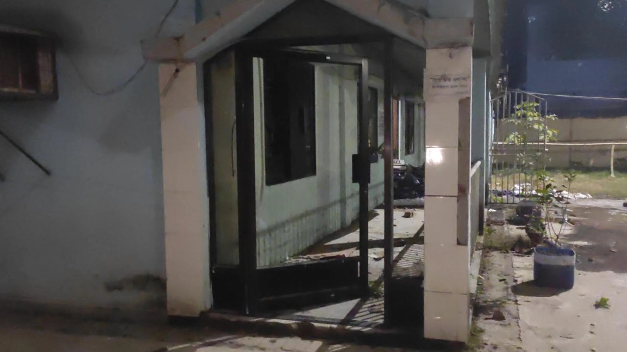 চাঁপাইনবাবগঞ্জে পুলিশ বক্স ও ফাঁড়িতে হামলা