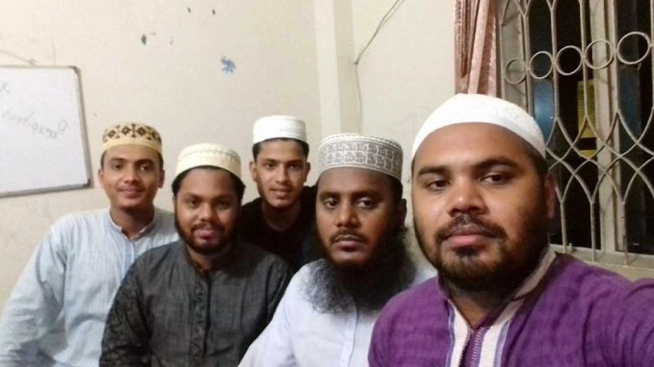 পরিবারের সদস্যদের সাথে ওসমান হাদি