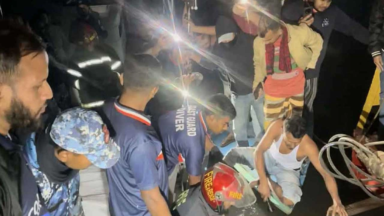 নদীতে উদ্ধার অভিযান চলছে (সংগৃহীত ছবি)