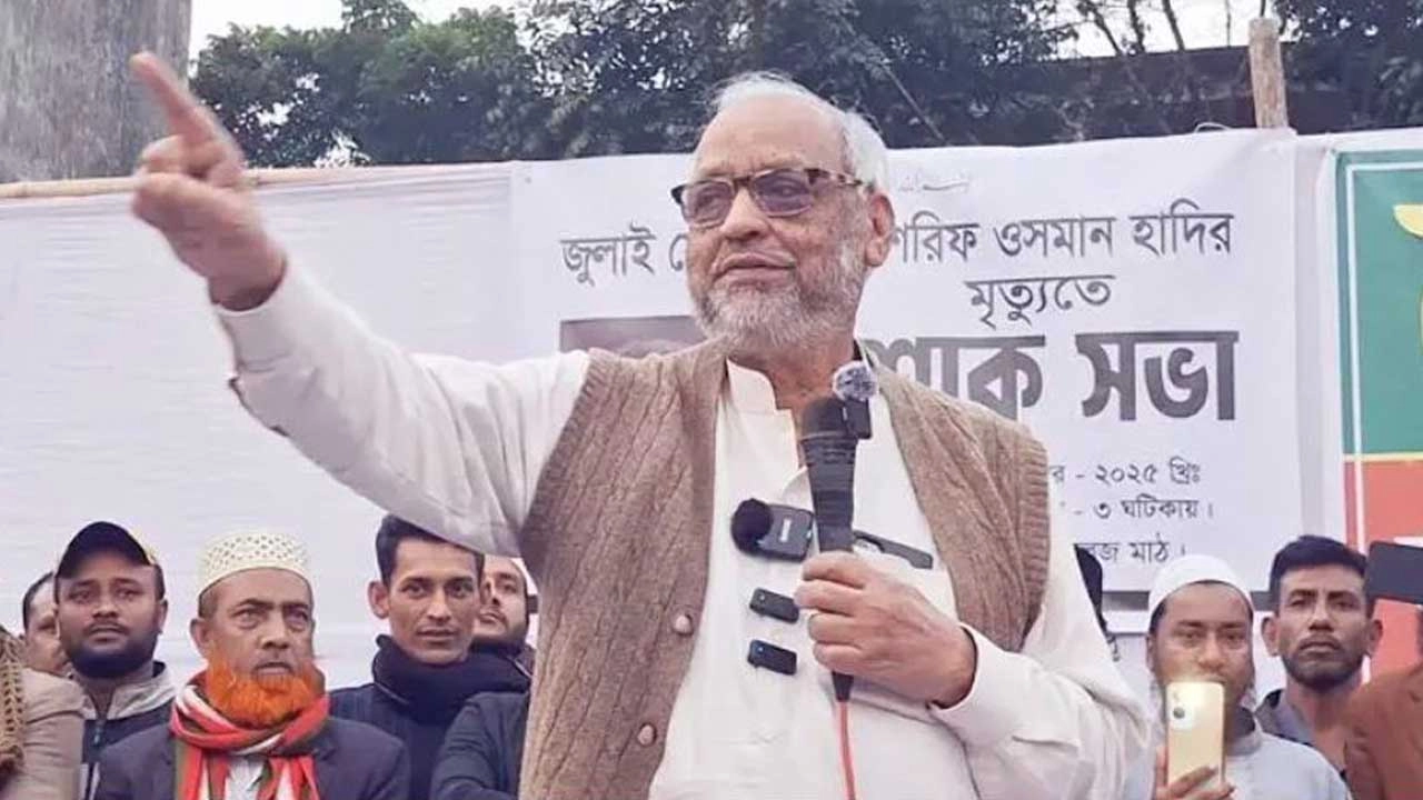কৈফিয়ত সভায় বক্তব্য দিচ্ছেন বীর মুক্তিযোদ্ধা মেজর (অব.) আখতারুজ্জামান রঞ্জন
