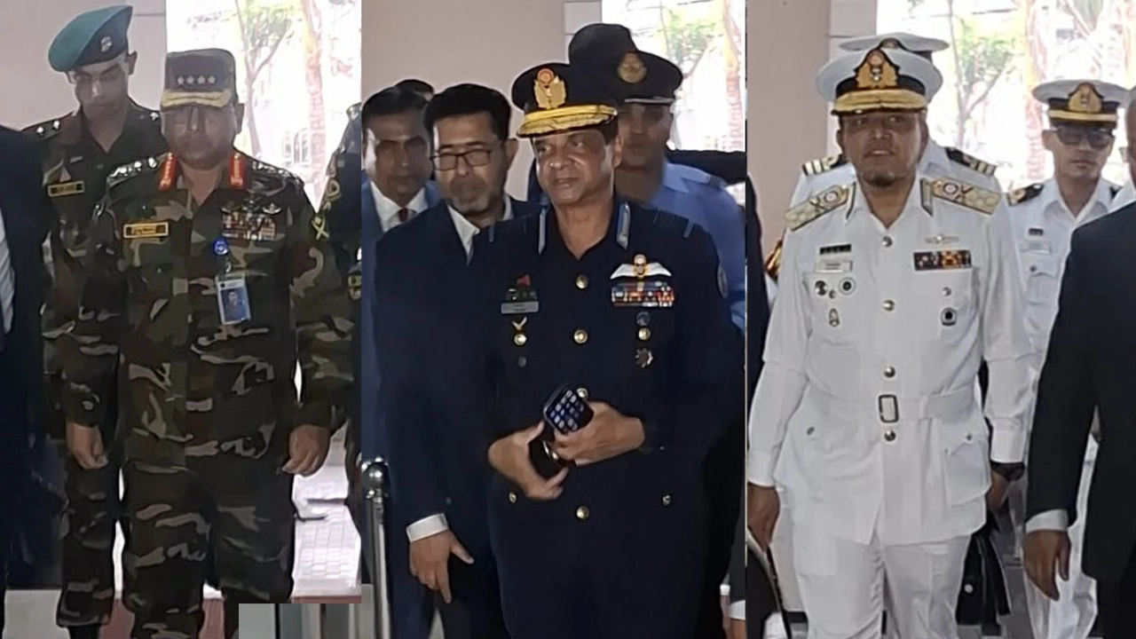 বাঁয়ে সেনাপ্রধান জেনারেল ওয়াকার-উজ-জামান, নৌবাহিনী প্রধান এডমিরাল এম নাজমুল হাসান এবং বিমানবাহিনী প্রধান এয়ার চিফ মার্শাল হাসান মাহমুদ খাঁন
