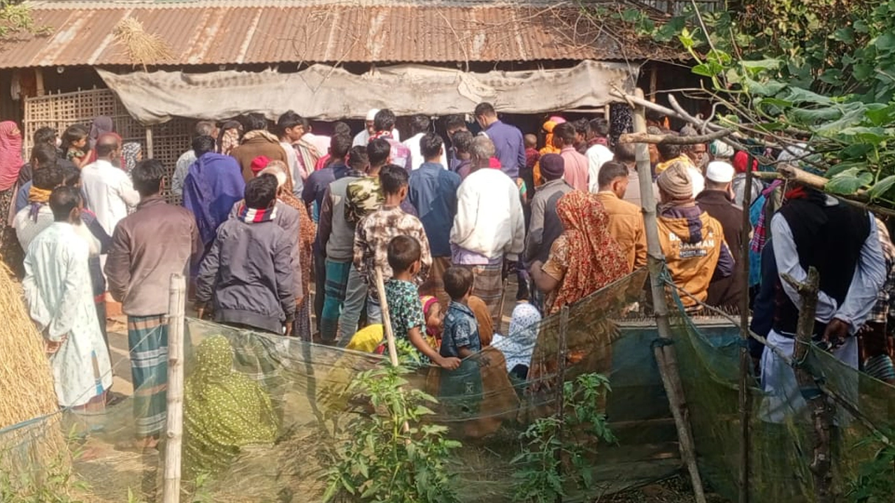 নিজ ঘর থেকে হেলাল উদ্দিন (৫৮) নামের এক কৃষকের লাশ উদ্ধার করেছে পুলিশ