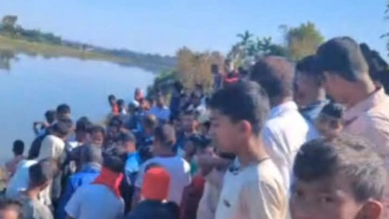 বাঁকখালী নদীর মোহনা থেকে এক যুবকের মরদেহ উদ্ধার করেছে পুলিশ