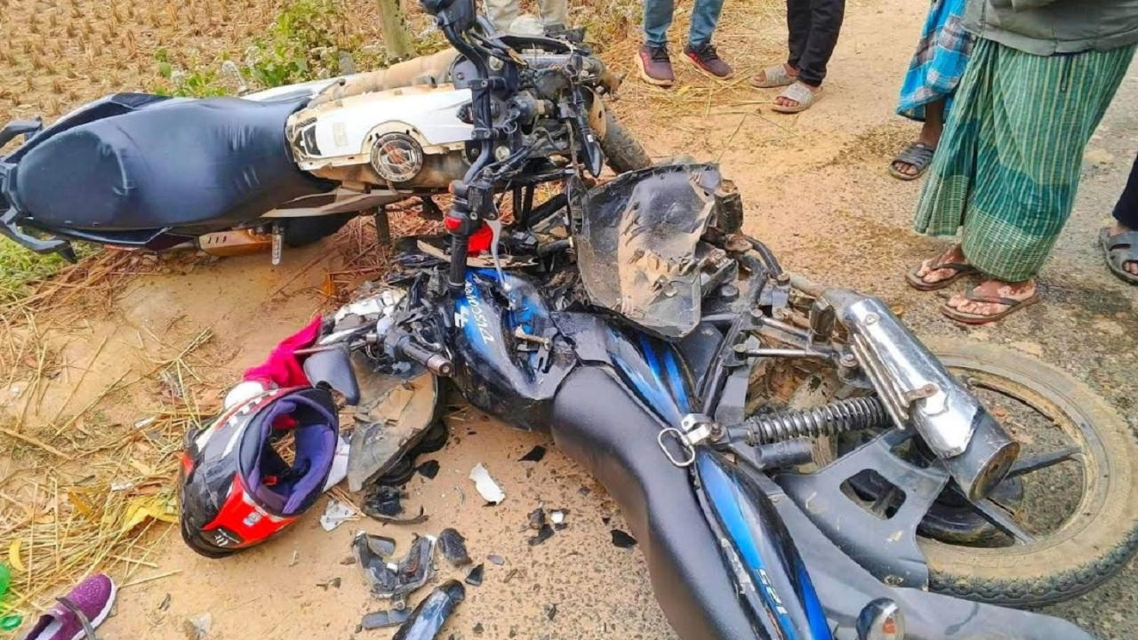 দুই মোটরসাইকেলের সংঘর্ষ
