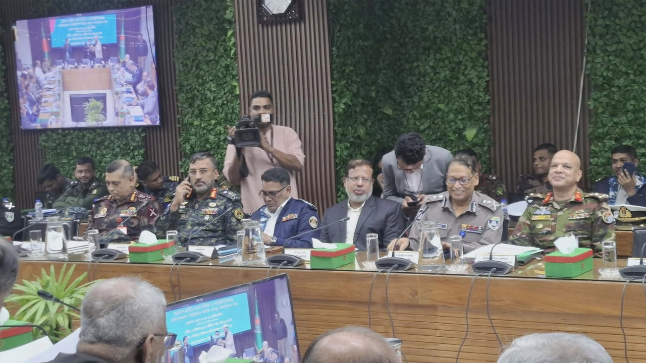 নির্বাচনকালীন আইনশৃঙ্খলা পরিস্থিতি নিয়ে বৈঠকে ইসি, রয়েছেন ডিজিএফআই-পুলিশ-বিজিবি প্রধানরা