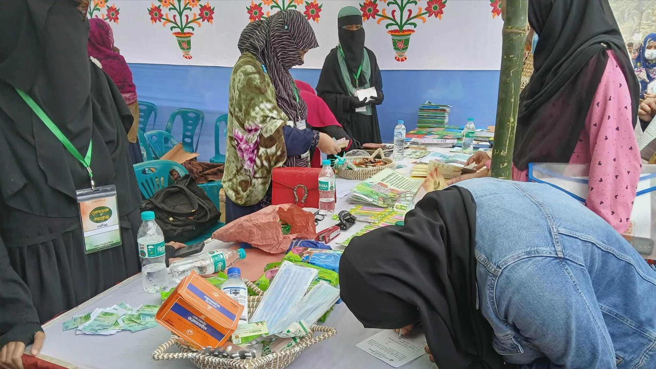 জাহাঙ্গীরনগর বিশ্ববিদ্যালয় শাখার পক্ষ থেকে হেল্পডেস্ক ও তথ্য সেবাকেন্দ্র টেন্ট স্থাপন