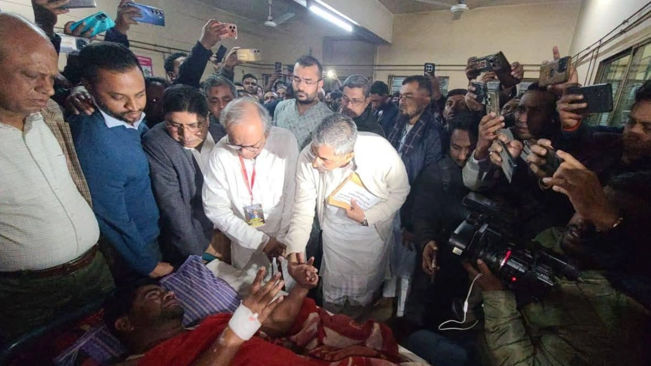 লক্ষ্মীপুরে দগ্ধ বিএনপি নেতা বেলালকে দেখতে রিজভী